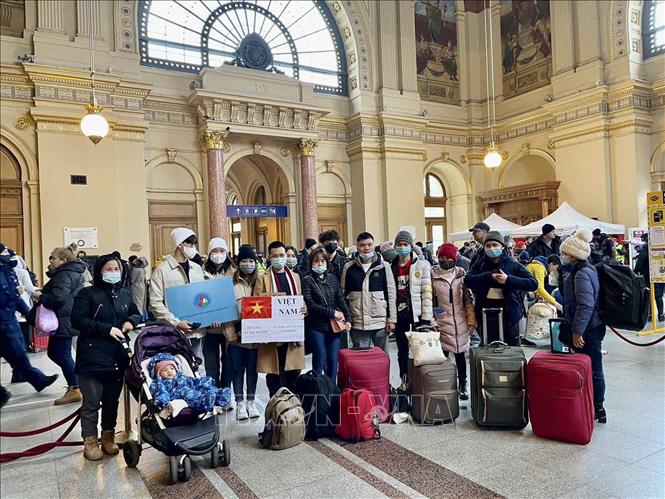 Đại sứ quán, cộng đồng tại Hungary đón, hỗ trợ bà con từ Ukraine
