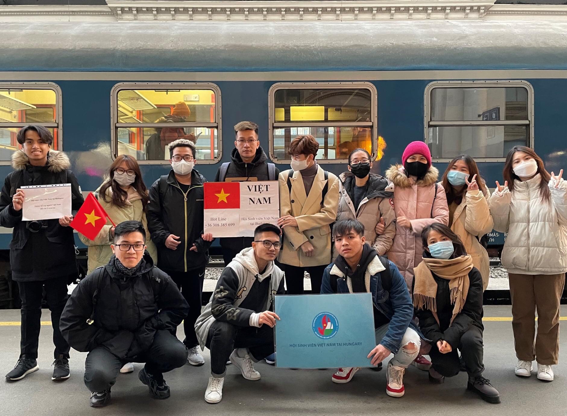 Đoàn tình nguyện đã có mặt tại nhà các nhà ga chính để đón đồng bào Việt Nam từ Ukraine