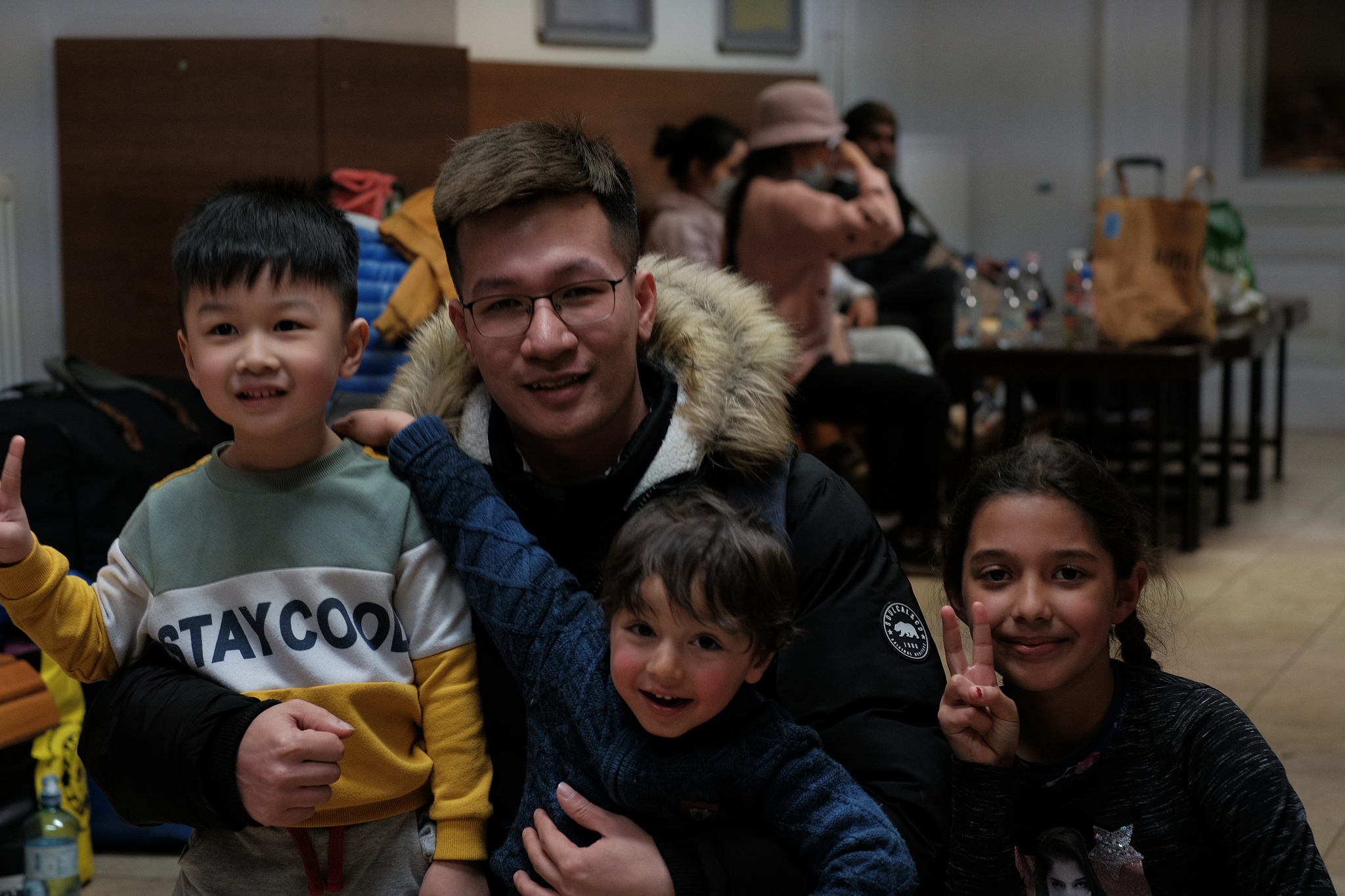 Nguyễn Minh Tuyên (27 tuổi, Chủ tịch Hội sinh viên Việt Nam tại Budapest, Hungary) chia sẻ: “Những đứa trẻ vẫn ngây ngô, cười vui vẻ và chúng vẫn chưa biết chiến tranh là gì”