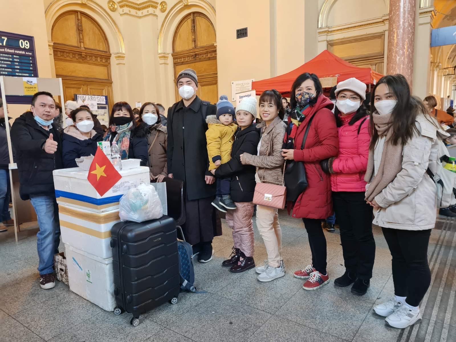 Cán bộ nhân viên Đại sứ quán Việt Nam tại Hungary cùng tăng ni, phật tử, và sinh viên hỗ trợ kiều bào từ Ukraine sang lánh nạn. 