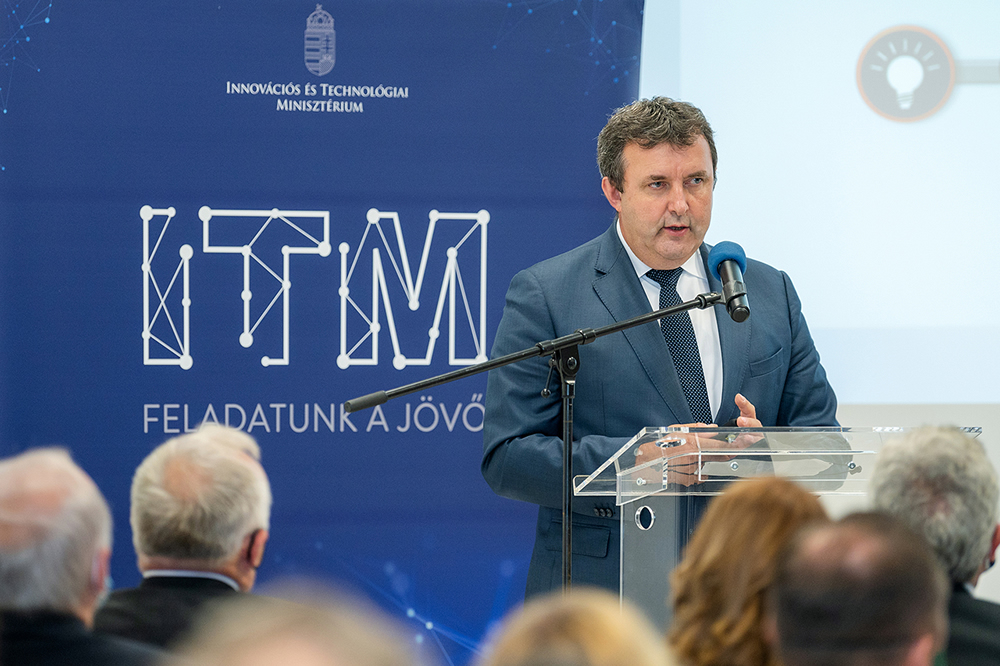 László Palkovics, Bộ trưởng Bộ Đổi mới và Công nghệ Hungary phát biểu tại họp báo.