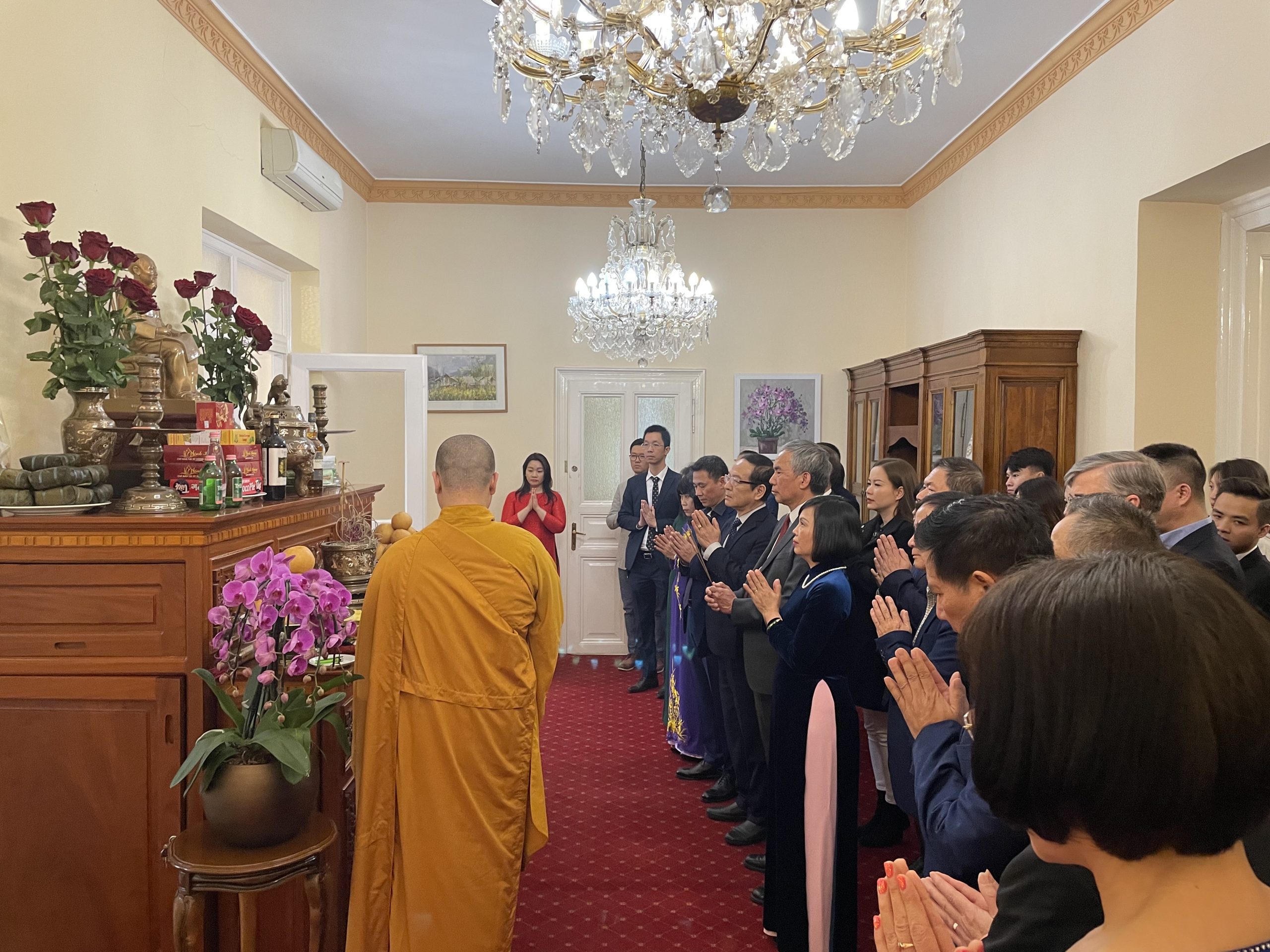 Các đại biểu làm​ lễ dâng hương, dâng hoa, bánh chưng, bánh dầy.