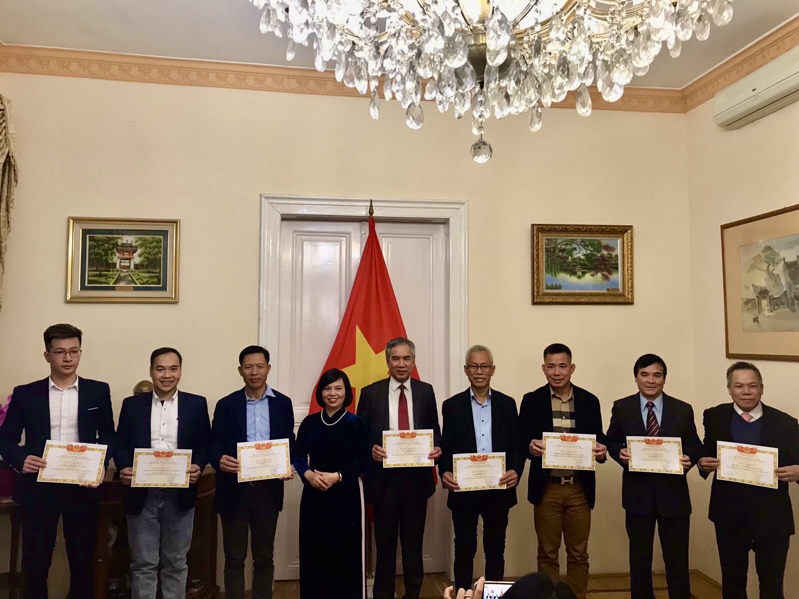 Đại sứ Nguyễn Thị Bích Thảo tặng Giấy khen cho các tập thể có thành tích xuất sắc trong công tác bảo hộ công dân.