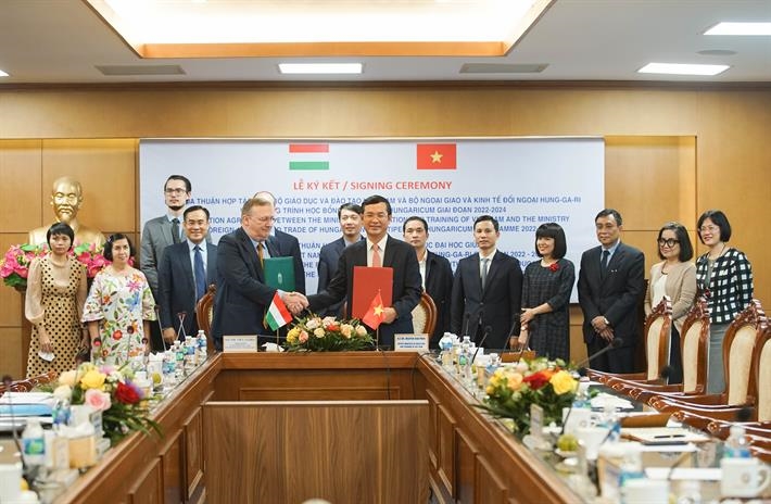 Thứ trưởng Nguyễn Văn Phúc và Đại sứ Hungary tại Việt Nam ký kết thỏa thuận hợp tác.