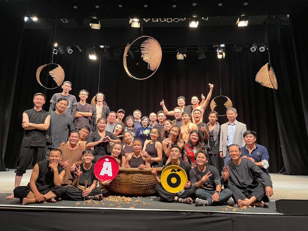 Kíp nghệ sĩ tham gia “À Ố Show” trong khuôn khổ Liên hoan Sân khấu Quốc tế Madách (MITEM) lần thứ 8