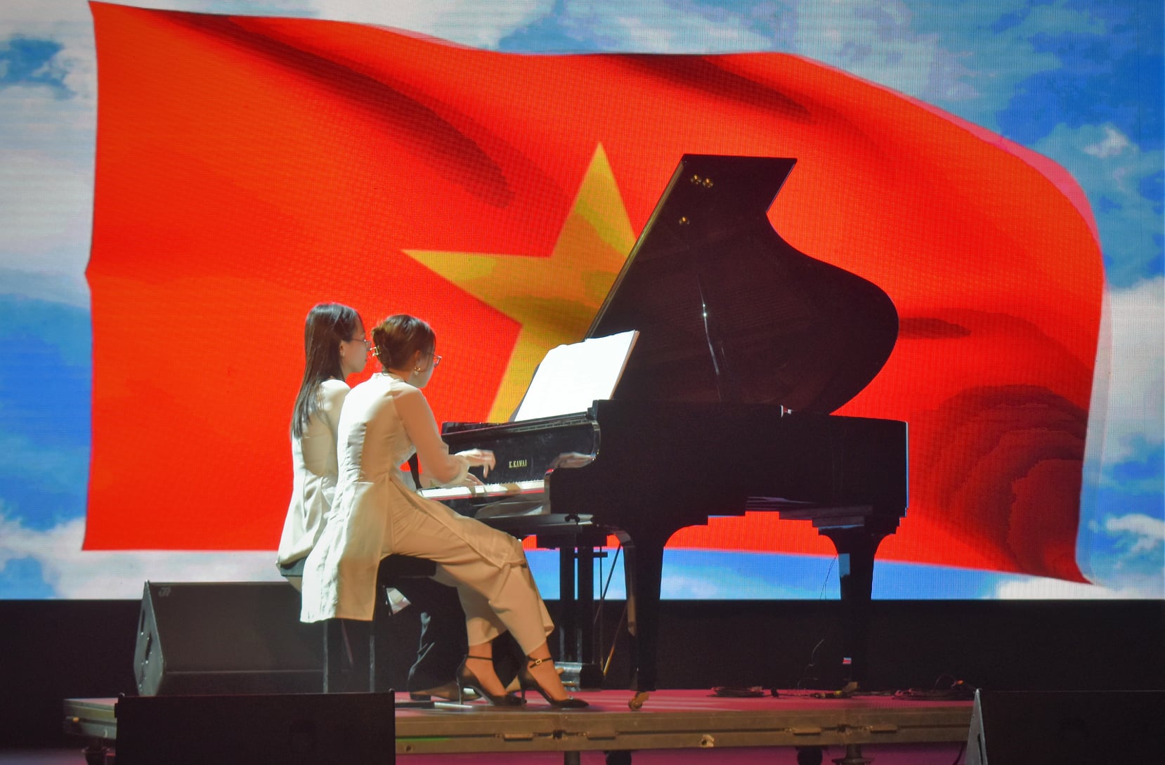 Sinh viên Nguyễn Mỹ Anh và Nguyễn Thị Bằng Linh trình diễn bản nhạc piano "Trống cơm".