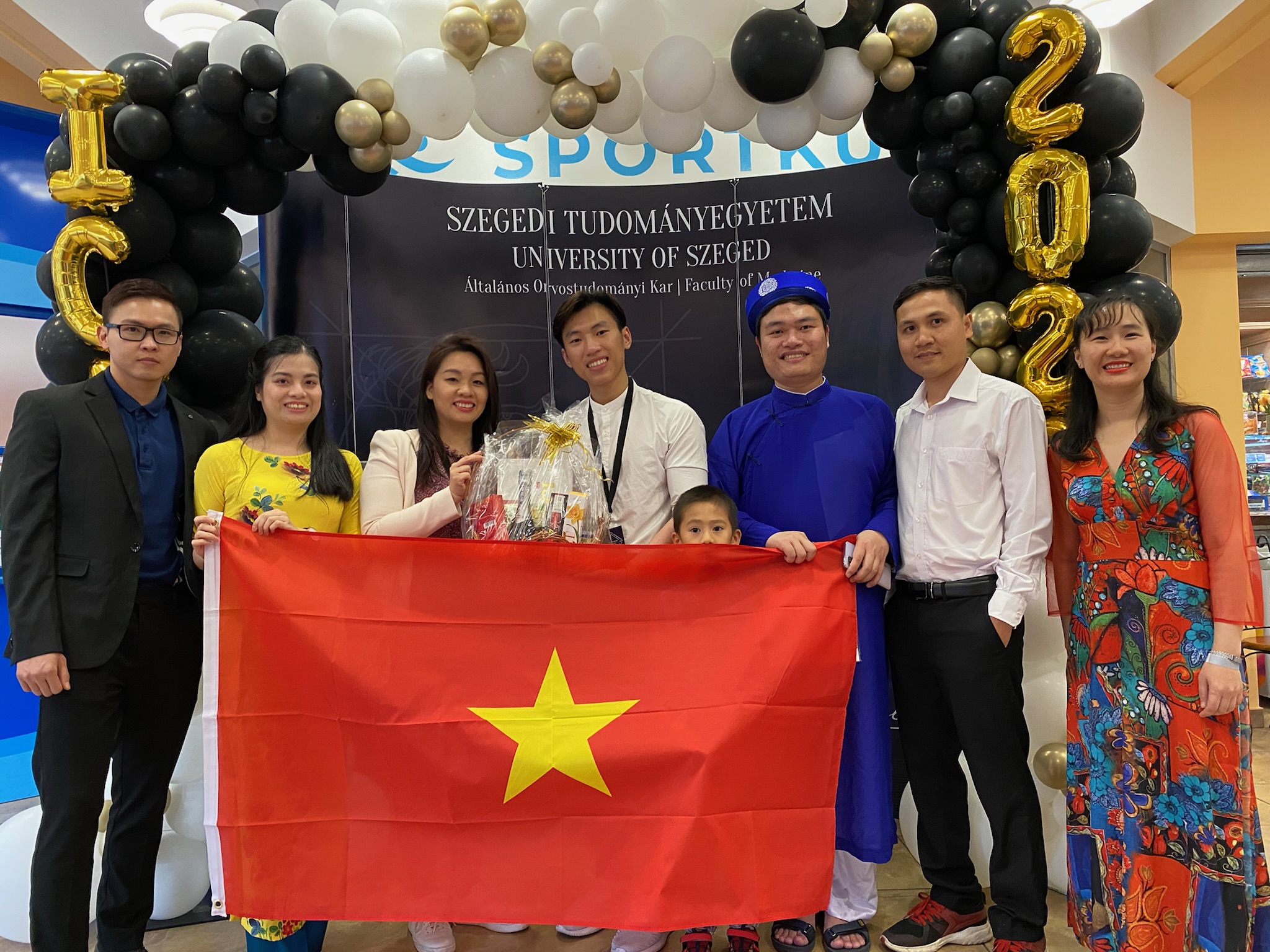 Bí thư thứ Nhất Chu Minh Thảo trao quà của ĐSQ cho Hội sinh viên Việt Nam tại Szeged.