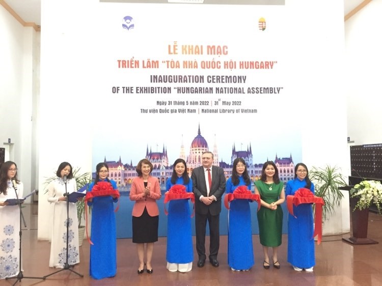 Các đại biểu cắt băng khai mạc triển lãm ảnh Tòa nhà Quốc hội Hungary.