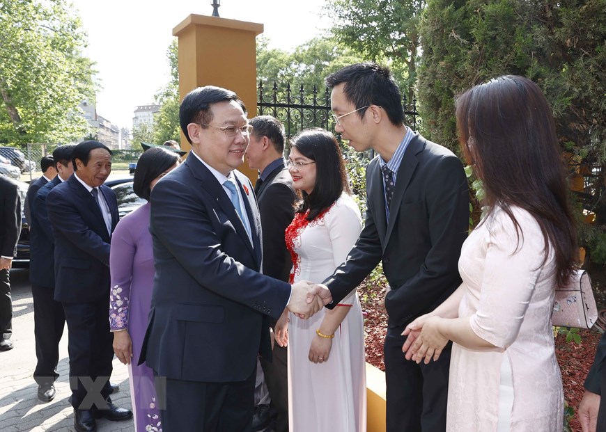 Chủ tịch Quốc hội Vương Đình Huệ với cán bộ, nhân viên Đại sứ quán Việt Nam tại Hungary.