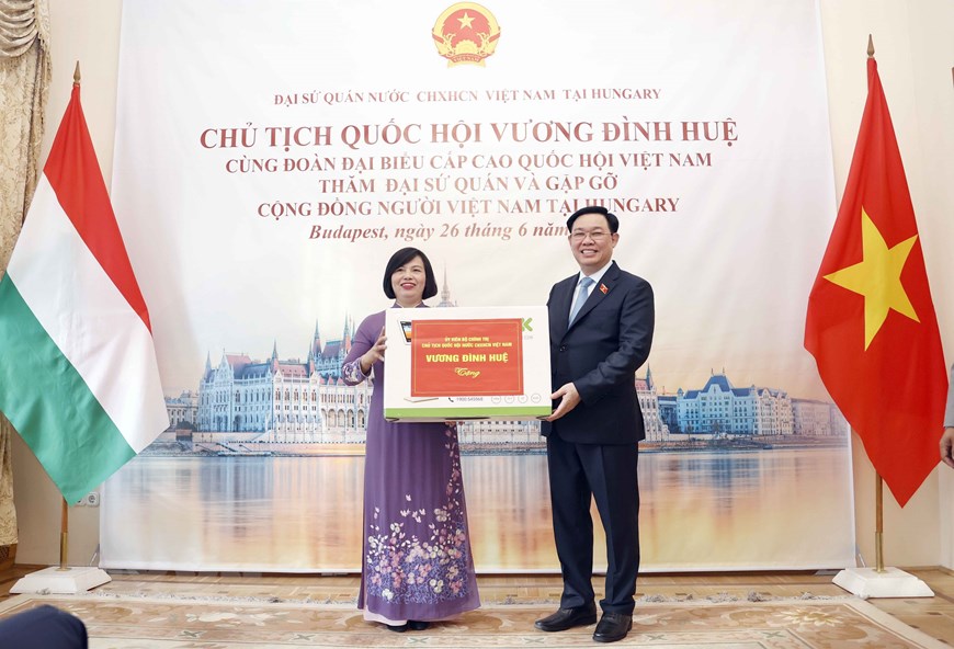 Chủ tịch Quốc hội Vương Đình Huệ tặng quà lưu niệm cho Đại sứ quán Việt Nam.
