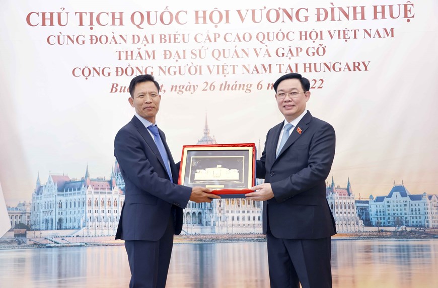 Chủ tịch Quốc hội Vương Đình Huệ tặng quà lưu niệm cho cộng đồng người Việt tại Hungary.