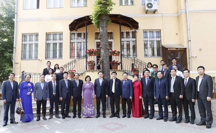 Chủ tịch Quốc hội Vương Đình Huệ với cán bộ, nhân viên Đại sứ quán và cộng đồng người Việt tại Hungary.