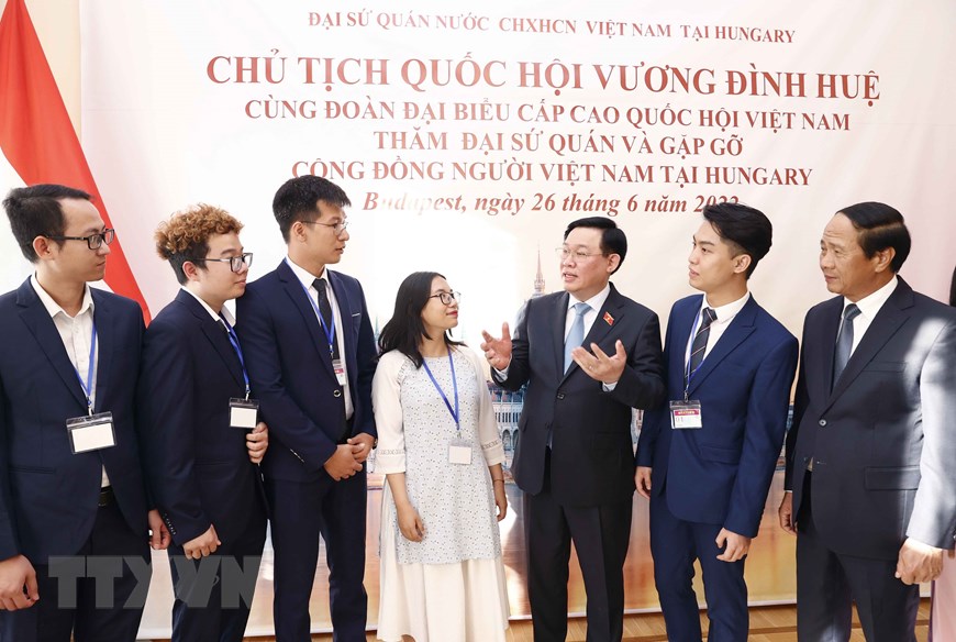 Chủ tịch Quốc hội Vương Đình Huệ với sinh viên Việt Nam theo học tập, nghiên cứu tại Hungary. 