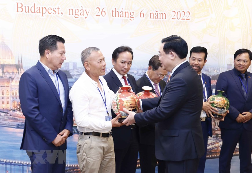 Chủ tịch Quốc hội Vương Đình Huệ tặng quà lưu niệm cho các đại biểu tại buổi gặp gỡ cộng đồng doanh nhân người Việt tại châu Âu.