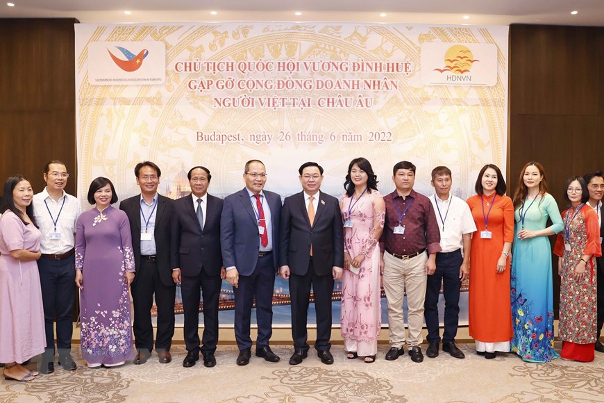 Chủ tịch Quốc hội Vương Đình Huệ với các đại biểu tại buổi gặp gỡ cộng đồng doanh nhân người Việt tại châu Âu.