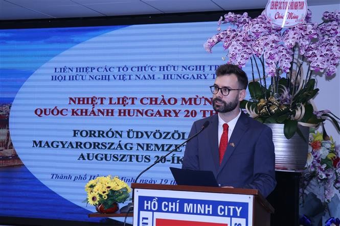 Ông Peter Paczuk, Phó Tổng lãnh sự Hungary tại TP. Hồ Chí Minh phát biểu tại lễ kỷ niệm Quốc khánh Hungary