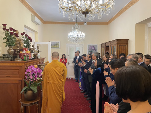 Các đại biểu làm​ lễ dâng hương, dâng hoa, bánh chưng, bánh dầy.