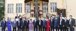Chủ tịch Quốc hội Vương Đình Huệ với cán bộ, nhân viên Đại sứ quán và cộng đồng người Việt tại Hungary.